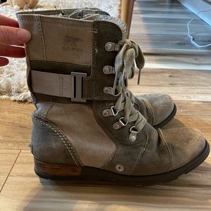 Sorel size 8 women laced up boots